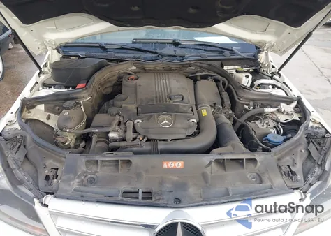 2012 Mercedes-Benz C 250 Sport z USA, uszkodzony, nr VIN WDDGF4HBXCA667821